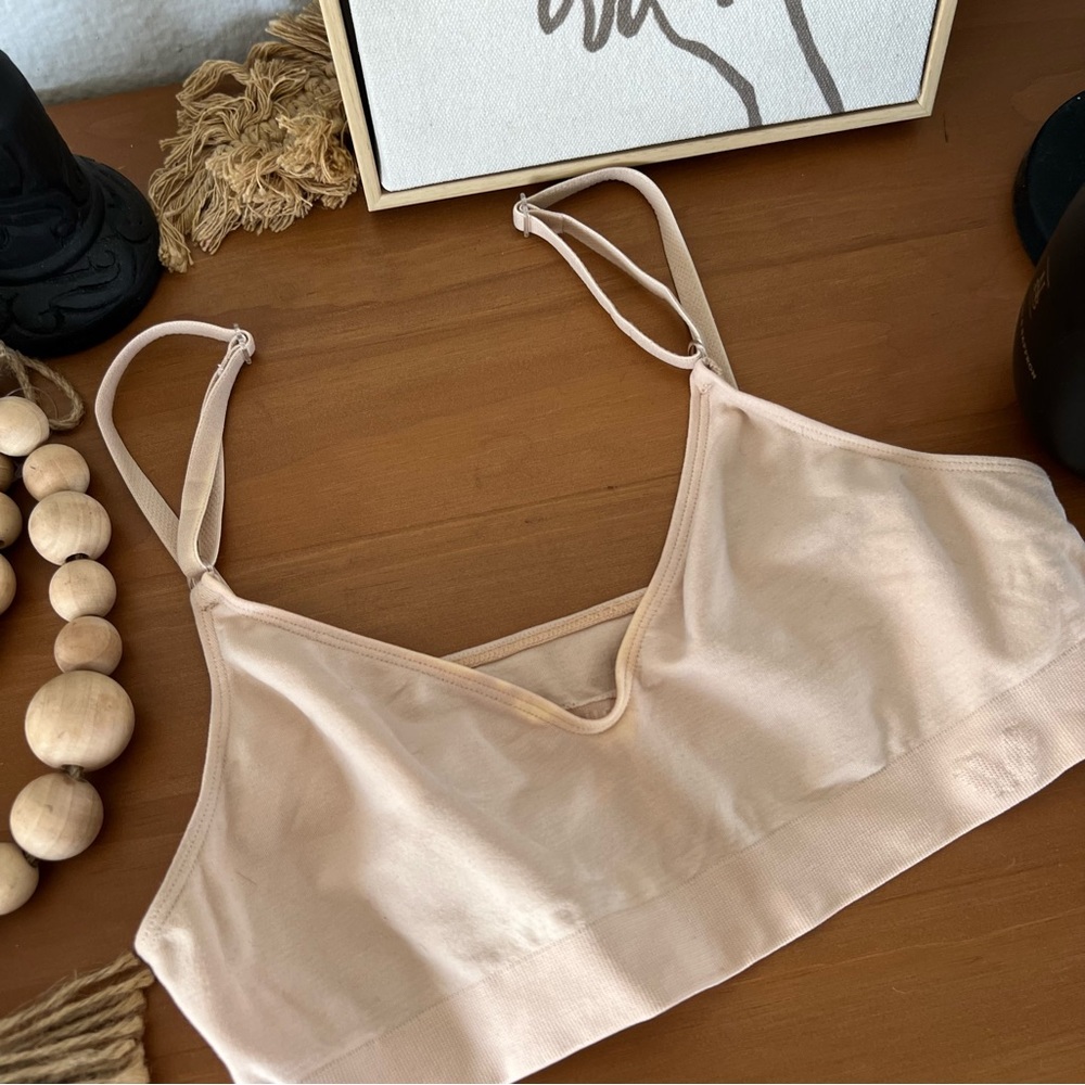 SOLD ❌ SEAMLESS NUDE BRALETTE - Picture 2 of 6